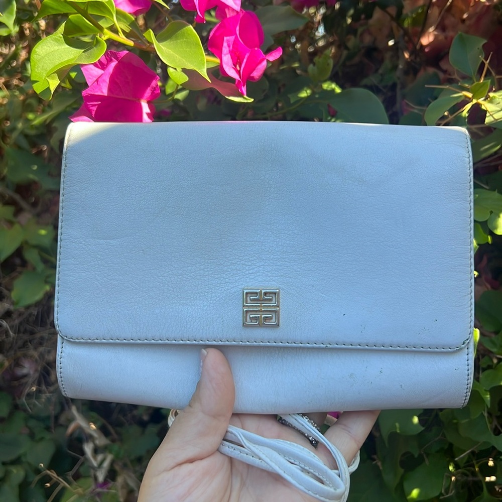 Vintage GIVENCHY white leather crossbody bag.❤️
